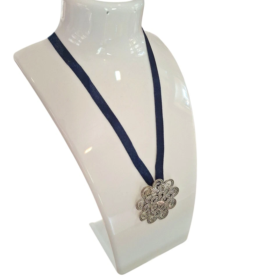 Collana Donna con Pendente Fiore Artigianato Sardo in Argento con Tessuto Raso - Immagine 3 di 3