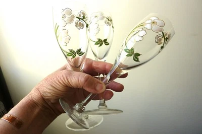3 flutes a champagne Perrier Jouët en cristal émaillé - Photo 1/2