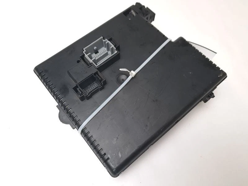 CAJA RELÉ FUSIBLES MALETERO TRASERO se adapta a Volvo S60 2005-2009 Foto 3 de 4