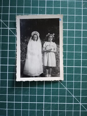 VR421 photo circa 1950 young communicant and girl