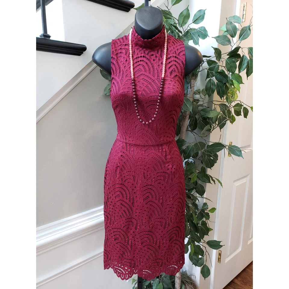 Vestido Bar III Bodycon Feminino Pequeno Borgonha Crochê Sem Mangas Decote Simulado Zíper Traseiro - Imagem 2 de 4