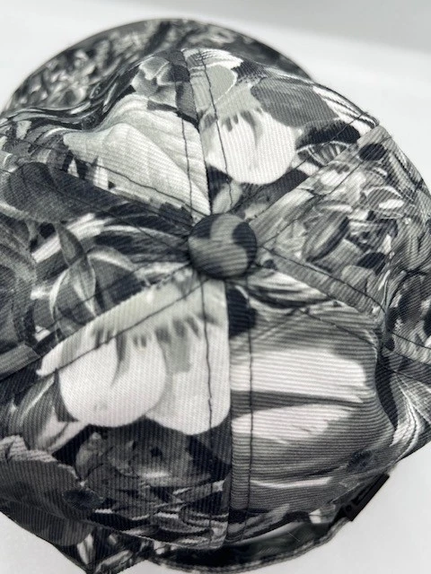 Gorra Nike Golf Dri-FIT Heritage 86 Aerobill ajustable con correa blanca y negra floral Foto 4 de 4