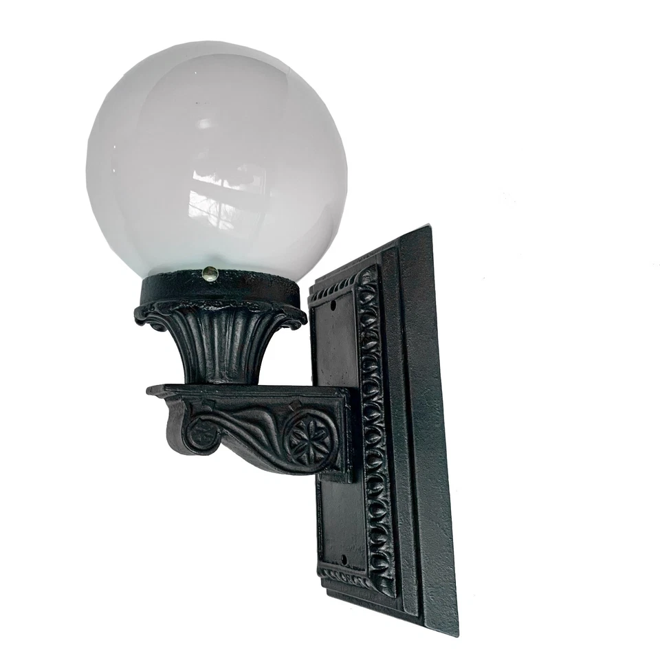 Antiguo aplique de hierro fundido restaurado a principios de 1900 lámpara globo de vidrio de leche Foto 2 de 4