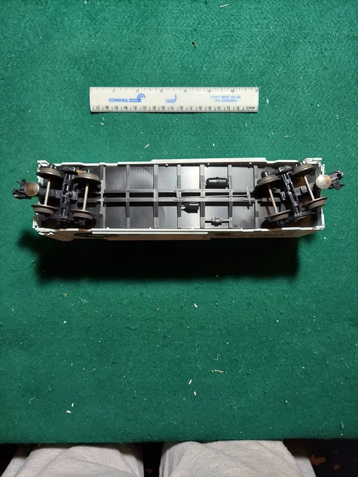 WEAVER #1990 NORTH POLE EXPRESS 3 RAIL 40' BOX CAR - Image 4 of 4