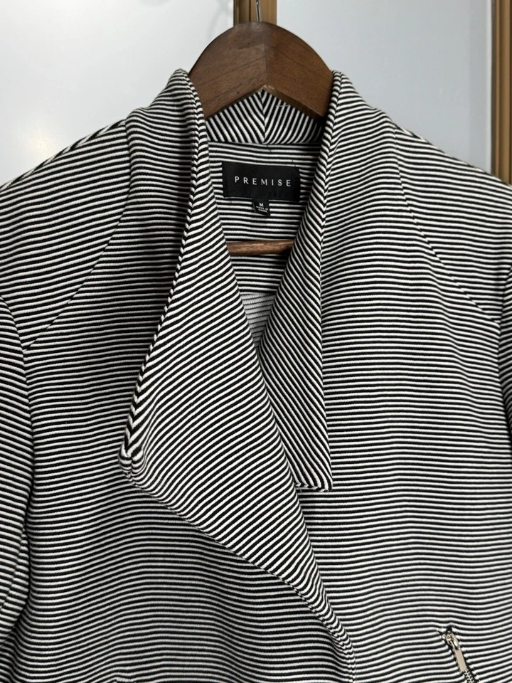 J214 - Blazer abierto a rayas blanco y negro local para mujer - Talla mediana Foto 2 de 4