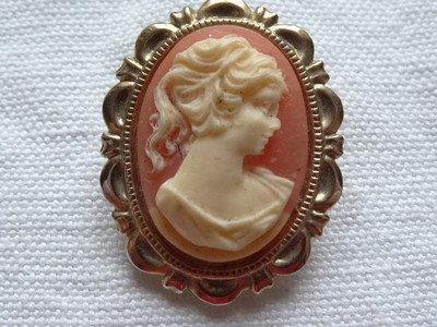 Broche camée florale signée AVON, vers les années 1960, 1970 - France