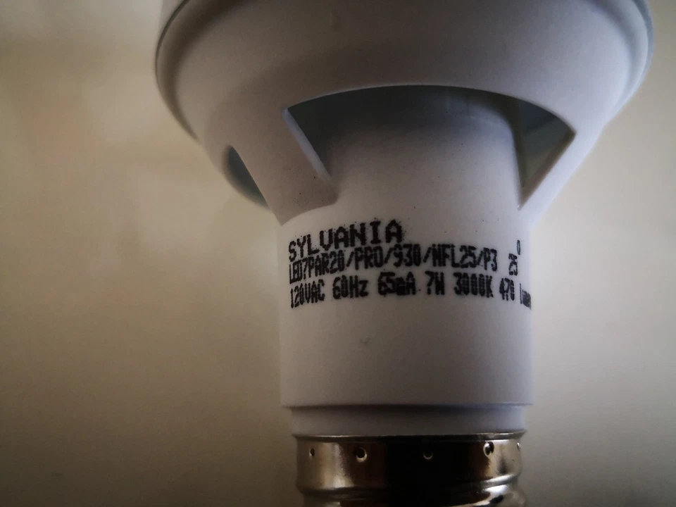 Sylvania LED7PAR20/PRO/930/NFL25/P3 PAR20 Flood LED Light Bulb - Image 4 of 4