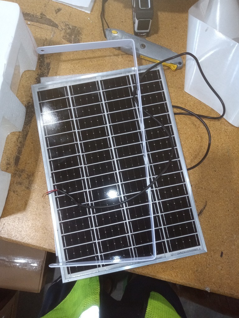 Blütezeit 1400lb Solar Sliding Gate Opener w/ Solar Panel, WiFi & Battery-Used