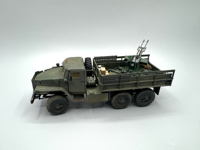 1:35 Soviet Ural-4320 LKW mit Dual-FLAK - pro built