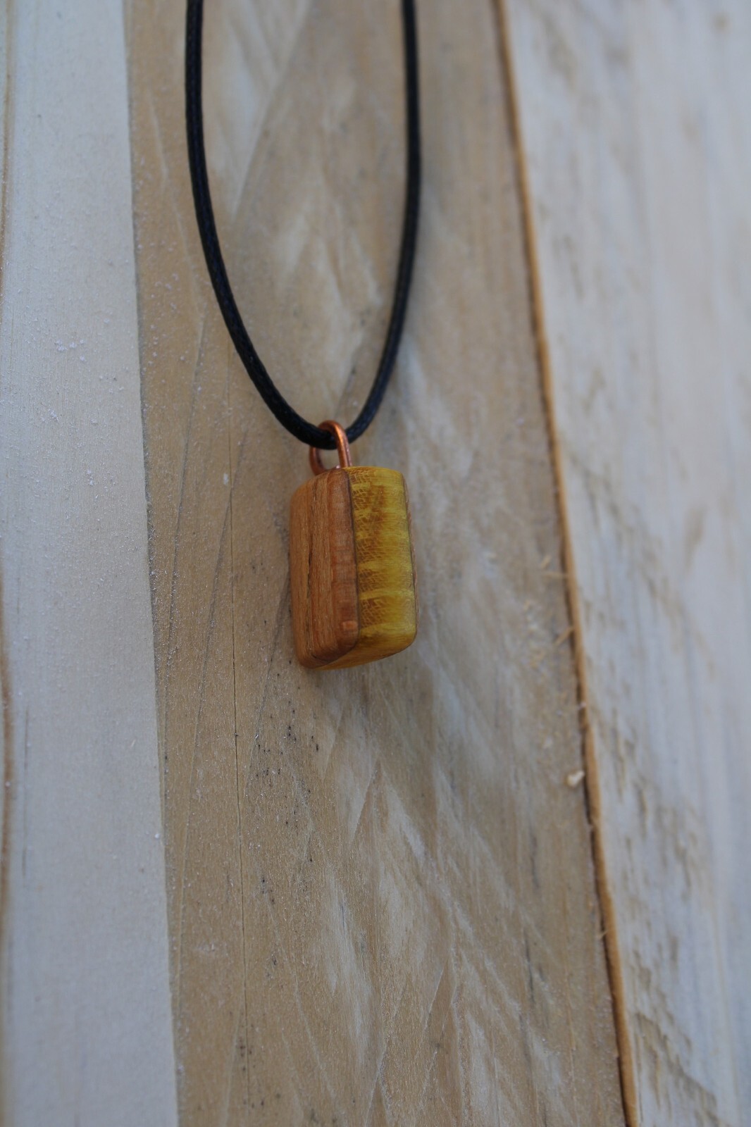 Pendentif MIRA en bois massif, bijou hypoallergénique peau sensible