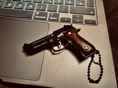 Beretta Gun Schlüsselanhänger 1:3 Model mit Holzgriff