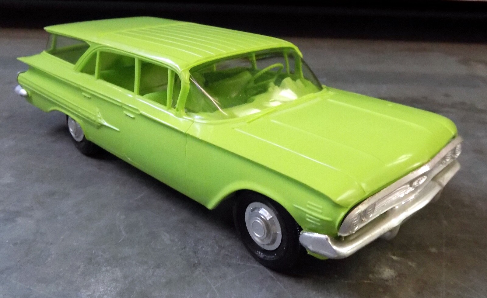 AMT 1/25 1960 Chevrolet Station Wagon Assembled from Kit Green Chevy