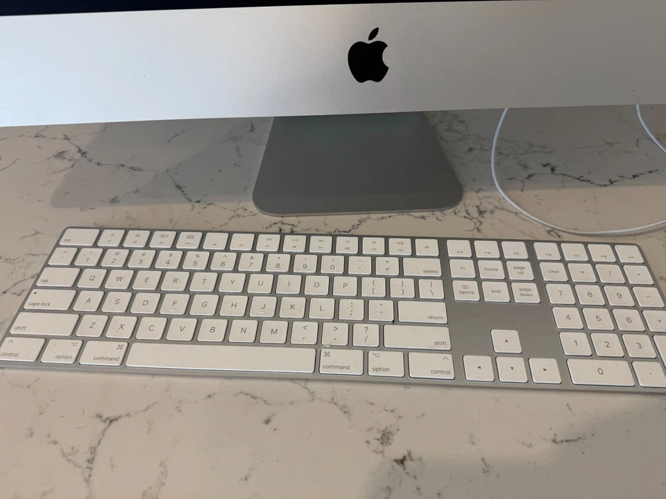 Apple iMac 21.5" Desktop Computer 2015 with Original Keyboard and Mouse Pad - Image 4 of 4