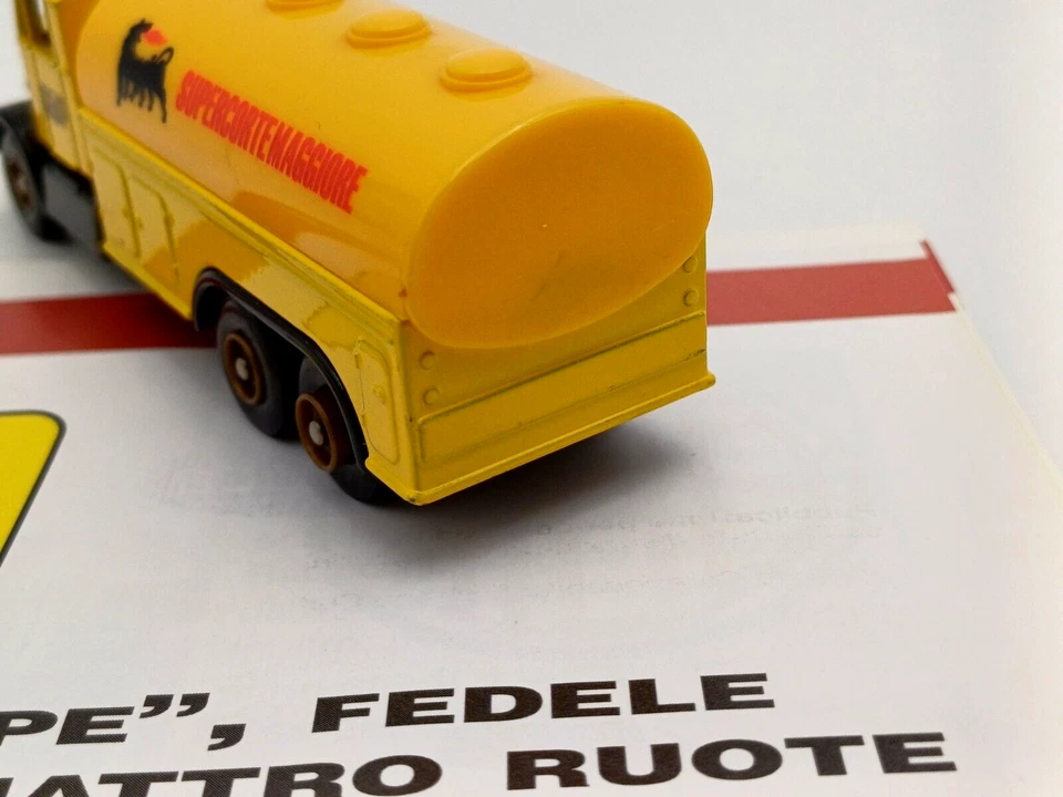 CORGI SCAMMEL TANKER AGIP - MODELLINO 1:43 + pagine ILLUSTRATE - Immagine 3 di 4