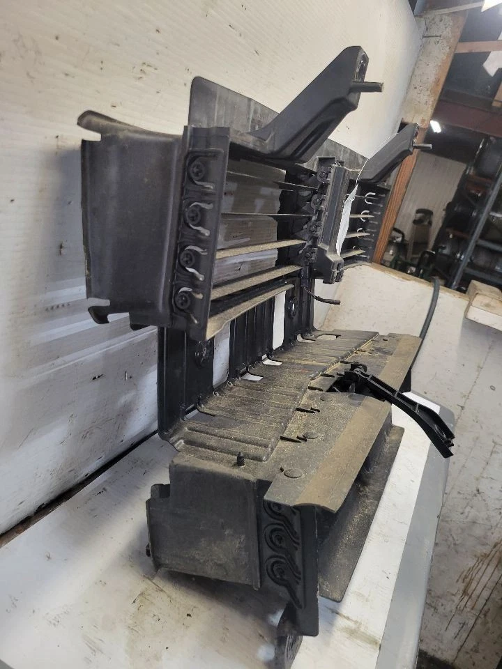 Ford Mustang JR3B-8472-AB con obturador de aire activo 2018 Foto 3 de 4