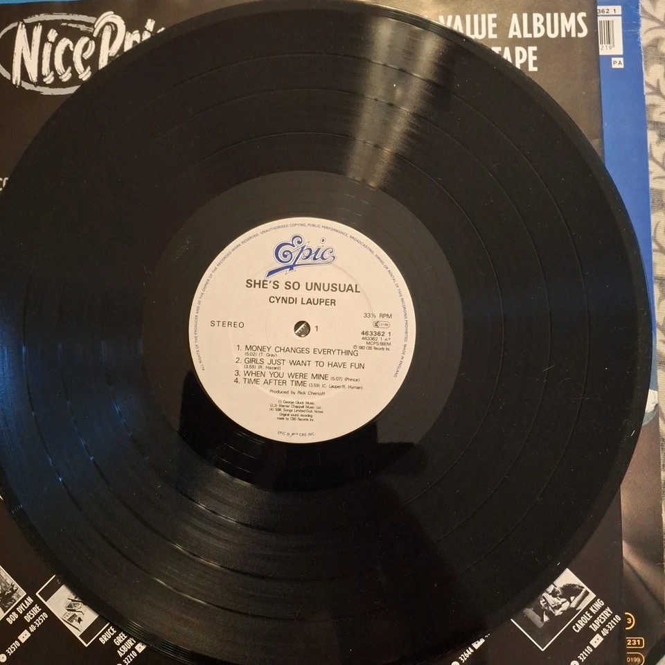CYNDI LAUPER "SHE'S SO UNUSUAL" REISSUE VINYL LP VG+ Foto 3 de 4