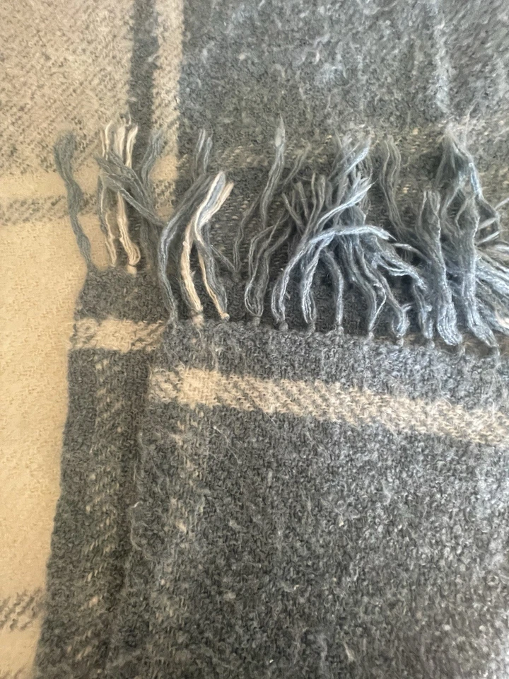 Sofá de 48 x 68" vintage Churchill Weavers suave tejido a mano azul blanco con flecos Foto 4 de 4