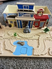 Woody's Toy Chest Disney Pixar Toy Story Vagón Desplegable Salvaje Oeste Juego LEER