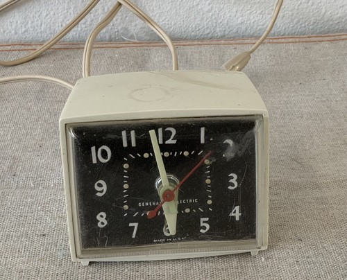 Vintage General Electric Tischwecker Creme Modell 7261A Made in USA Funktioniert!