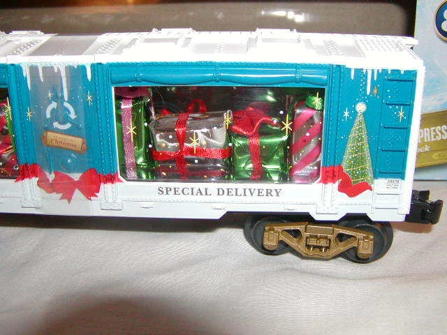 Lionel 2028470 The Polar Express Christmas Present Mint Car O 027 shelf display - Image 4 of 4