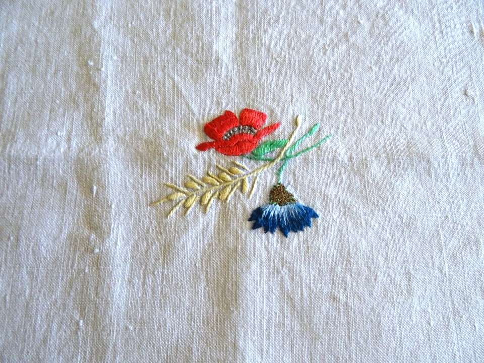 Napperon des années 60 en lin brodé à la main de fleurs des champs -45 cmx50 cm - Photo 2/4