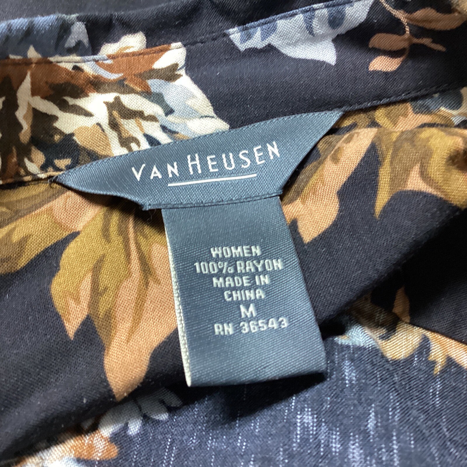 Van Heusen Women's Button Down Long Sleeve Shirt Size Medium Floral Long Sleeve thumbnail 17