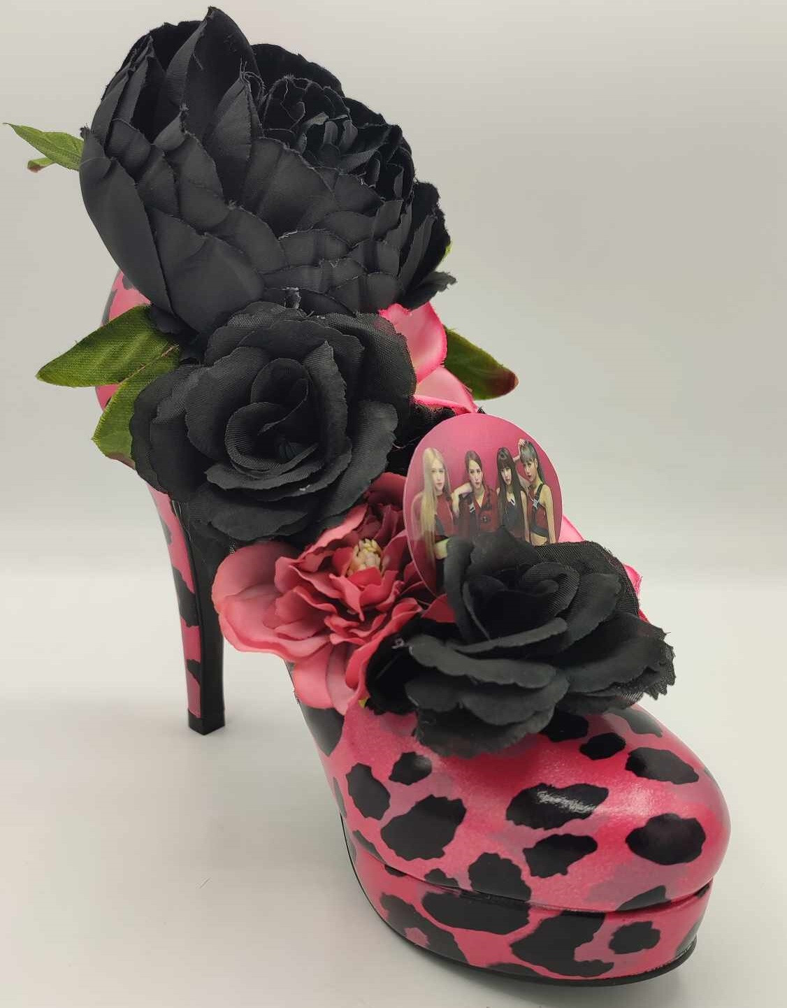 Escarpin composition florale personnalisable Blackpink rose et noir en satin taille 38