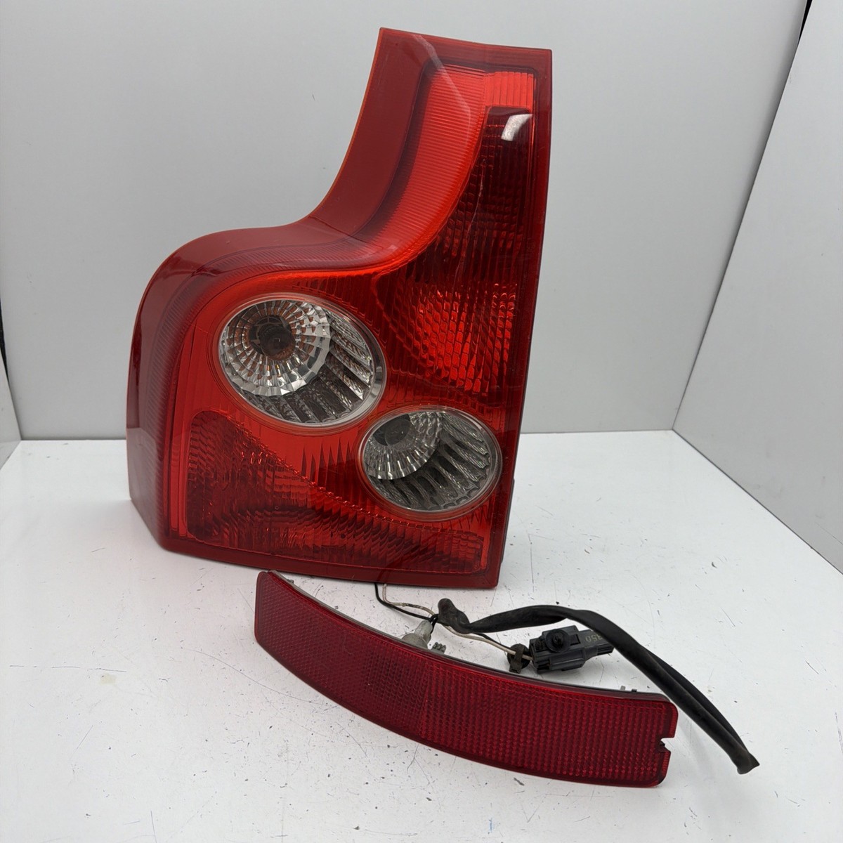 2004 Volvo XC90 Rear Left Side LH Tail Light W/ Signal Marker OEM