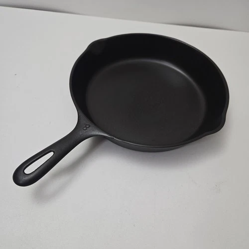 Vintage Unmarked Wagner #8 Cast Iron Skillet 10 1/2 Inch Flat Bottom Has A Spin