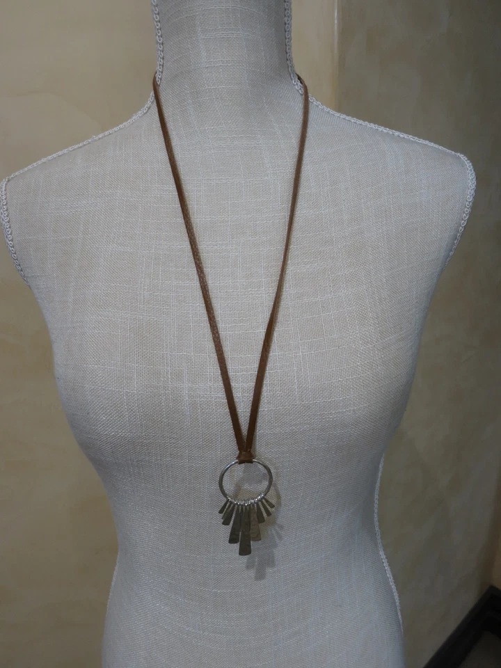 Collar colgante Lucky Brand de cuero con cordón plateado Foto 2 de 4