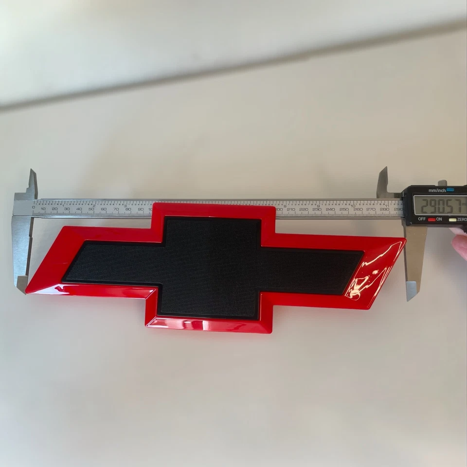 Chevrolet Silverado placa de pajarita parrilla delantera negra y roja 1500 2500 3500 Foto 3 de 4
