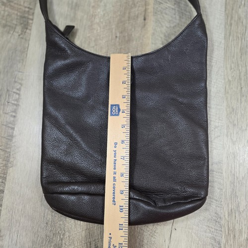 Bolso hobo de hombro con una correa de cuero marrón oscuro The Sak con bolsillos de viaje - Imagen 11 de 15