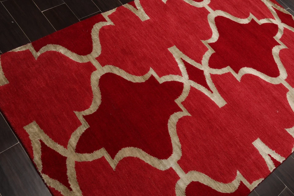 Alfombra tibetana de lana y bambú anudada a mano Kalaty frambuesa 4'1" x 6'1 Foto 4 de 4