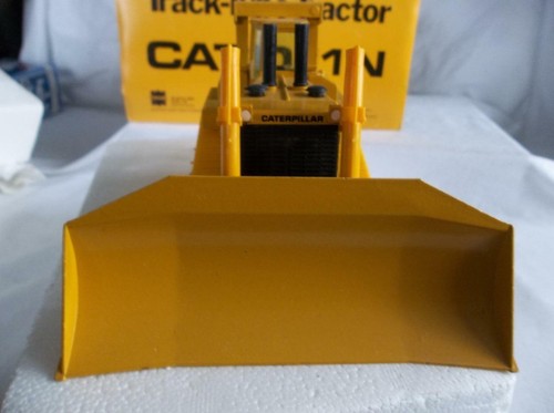 NIB Conrad 2852.1 CATERPILLAR D11N Track Dozer w/ Adjustable Ripper 1:50 Boxed - Picture 5 of 7