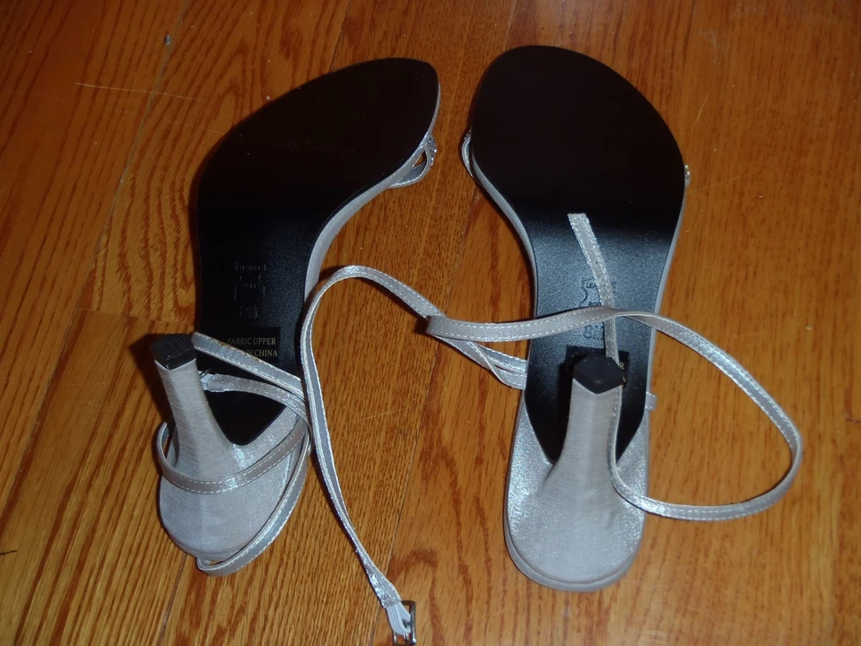 Sapatos formais de casamento Touch Ups Cher prata cintilante biqueira aberta ~ tamanho 8 novo na caixa - Imagem 4 de 4