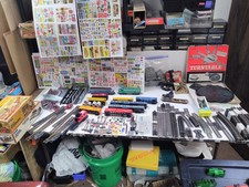 HUGE LOT HO SCALE EXTRA BIG TRAIN SET 2ENG.,11 CARS,2 P. PACK,6 SETS SIGNS LOT57