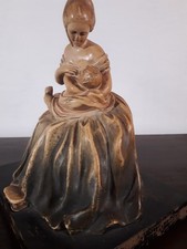 Antica piccola statua maternità: dama che allatta