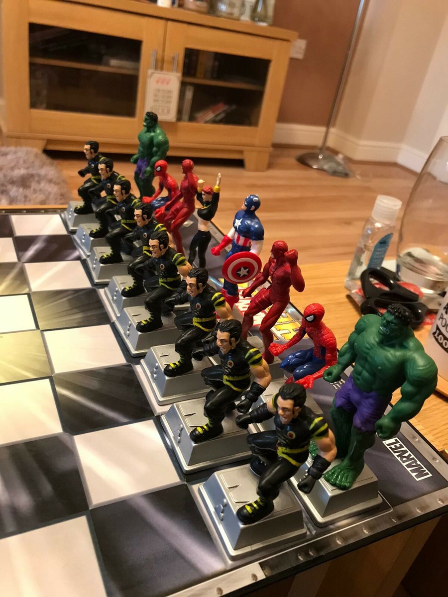 SUPER HEROES CHESS SCHACH スーパーヒーローズ チェス DC Super Heroes Schach Chess Set - www.ChessAntiques.com