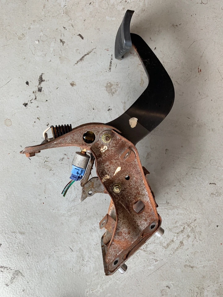 Pedal de freno Toyota Land Cruiser 1998-2002 con interruptor Foto 3 de 4