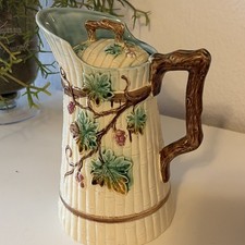 Keramik Krug 2-tlg, SARREGUEMINES Weinreben-/Traubenmotiv, beige, um 1900, 21cm