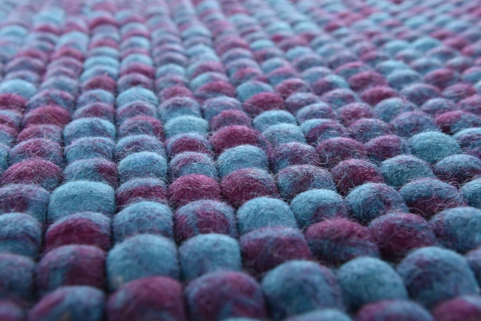 Filzkugelteppich Felty, 100% Schurwolle, handgefilzt, blau/lila, 70x140 cm - Bild 3 von 4