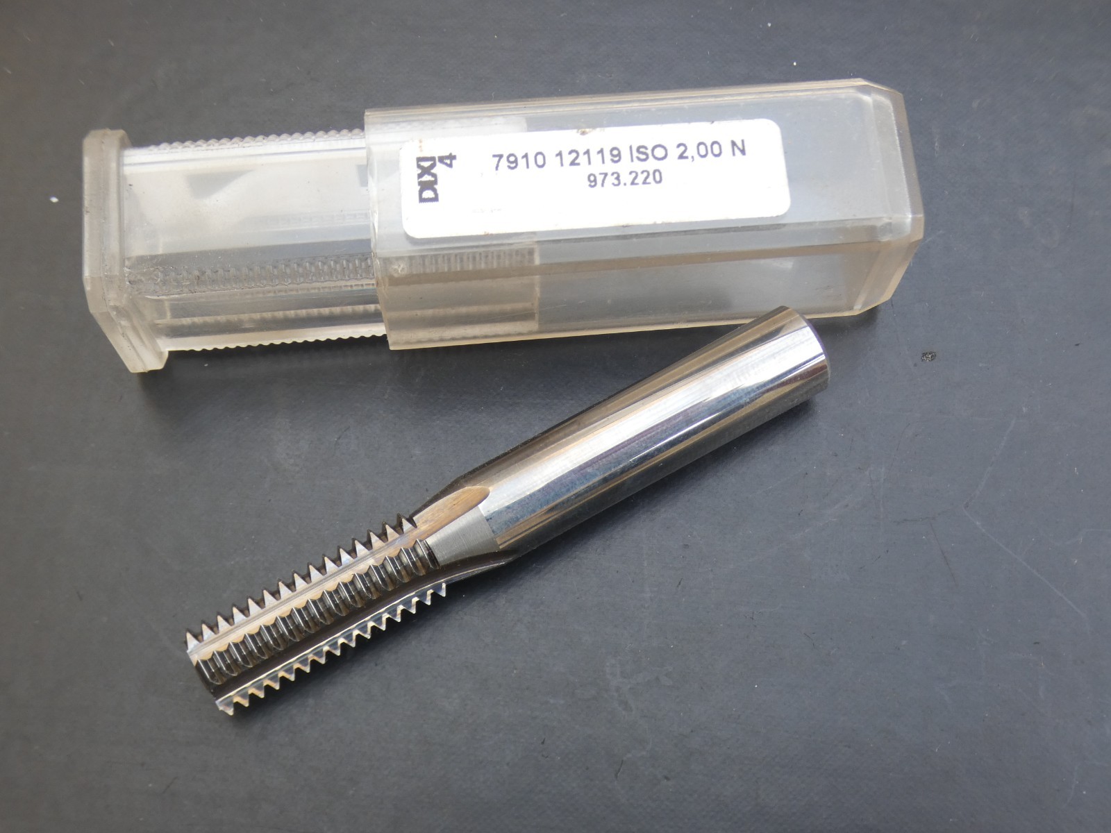 Fraise à fileter carbure DIXI 12mm : finissez-en avec la casse des tarauds au pas de 200