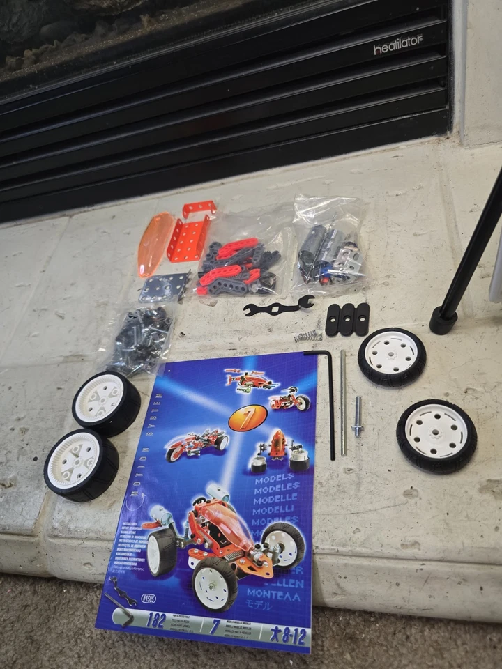 ERECTOR 4570 Helicopter 4 Detailed Models 182 Piece MECCANO 2003 - Image 4 of 4