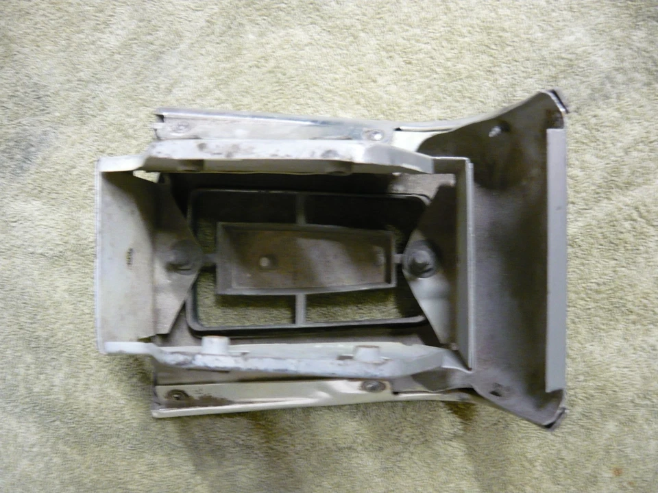 Mercury Cougar XR7 1967 1968 nariz central parrilla emblema 67 68 Foto 3 de 4