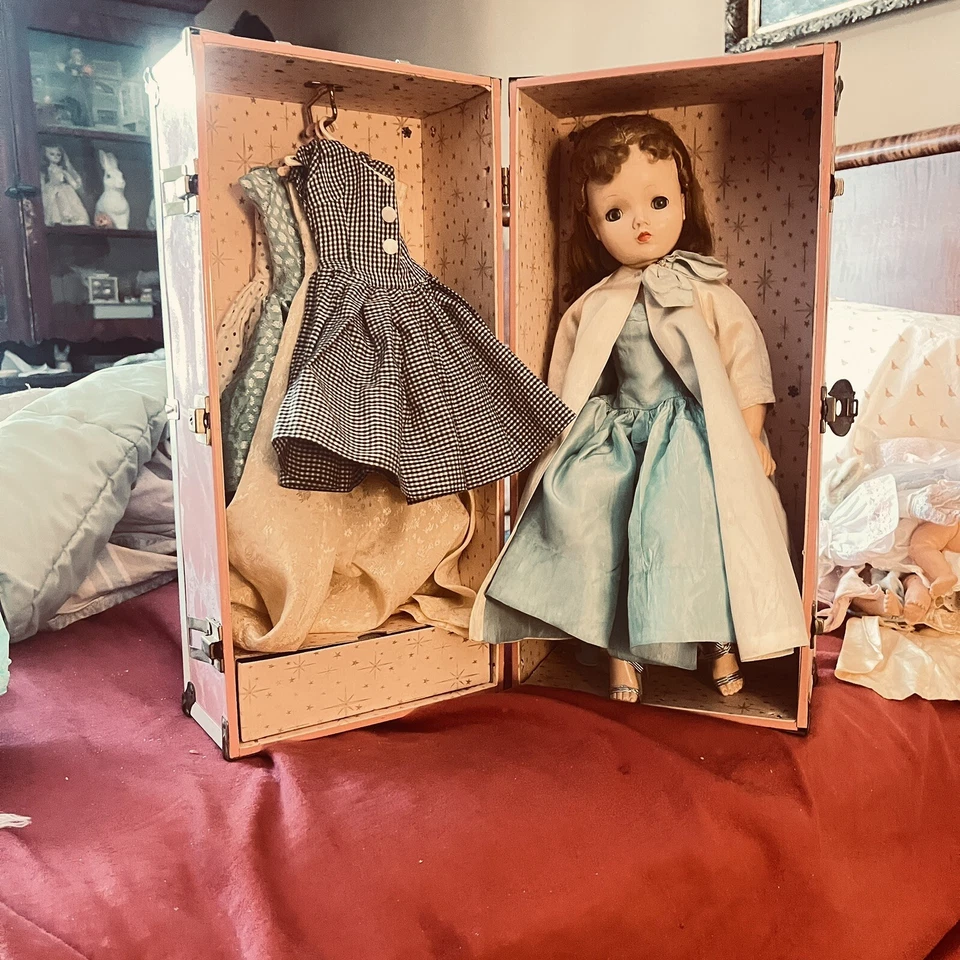 Madam Alexander Cissy años 50 ojos verdes. "Abrigo/vestido con etiqueta de 20""1 y 4 vestidos. Baúl Foto 3 de 4