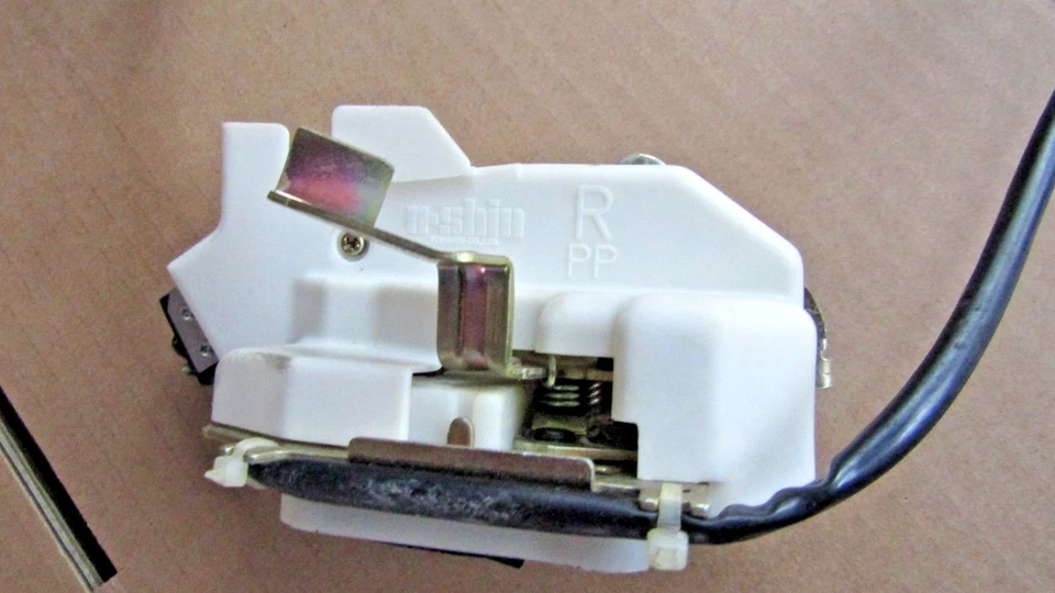 PESTILLO PUERTA GA2M-720310B se adapta 1993-97 MAZDA 626 TRASERO DERECHO LADO PASAJERO NUEVO Foto 2 de 4