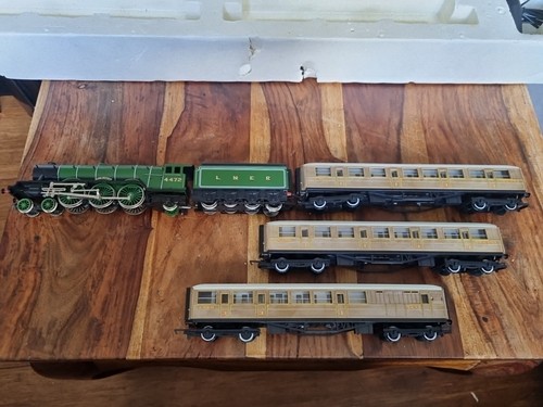 HORNBY LNER Flying Scotsman Locomotive (4472) + 3 Coaches (22357x2 + 4237x1)