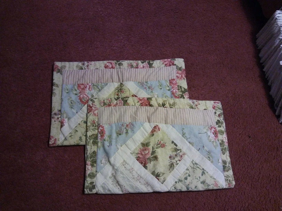 Hecho a mano de colección (?) Edredón de granja de campo 54” x 56” Grn & Burg Borders con 2 fundas Foto 3 de 4