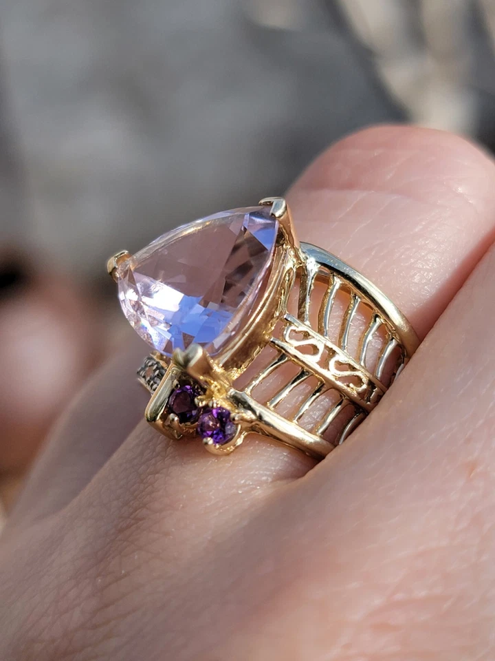 Anillo de cóctel de diamantes amatista de kuncita Heng Ngai de oro amarillo de 10 k Foto 3 de 4