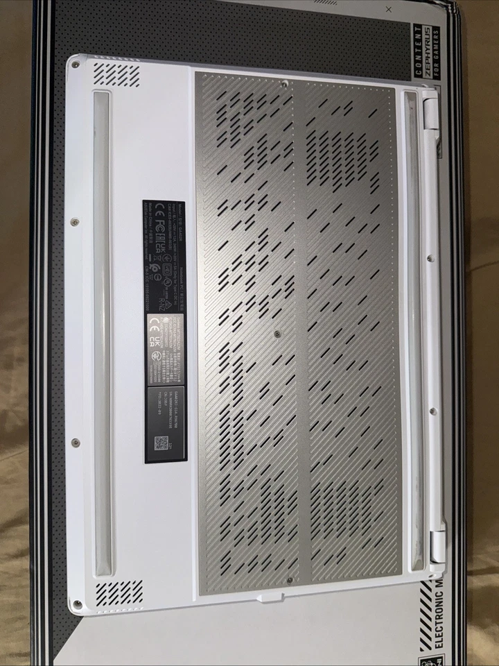 Asus ROG Zephyrus 14" AMD Ryzen 9 6900HS, 16GB RAM, 1TB SSD, Radeon RX 6700S 8GB Foto 4 de 4